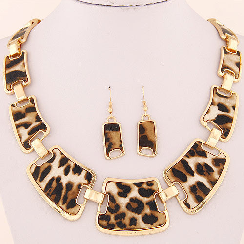 Retro leopard print necklace