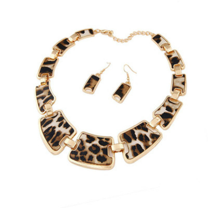 Retro leopard print necklace