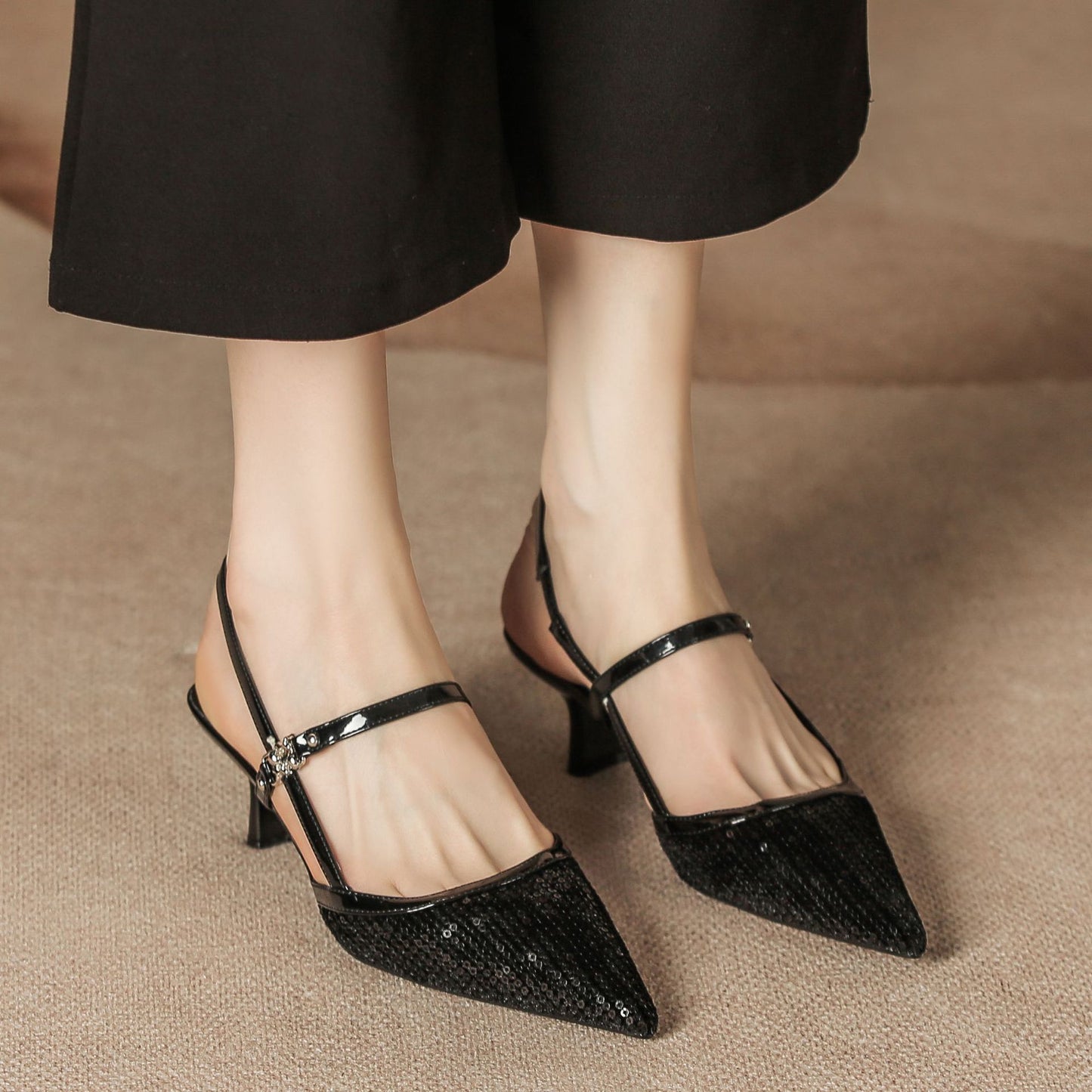 Pointed-toe low-heeled women's shoes with small X-shaped embellishments on the sole