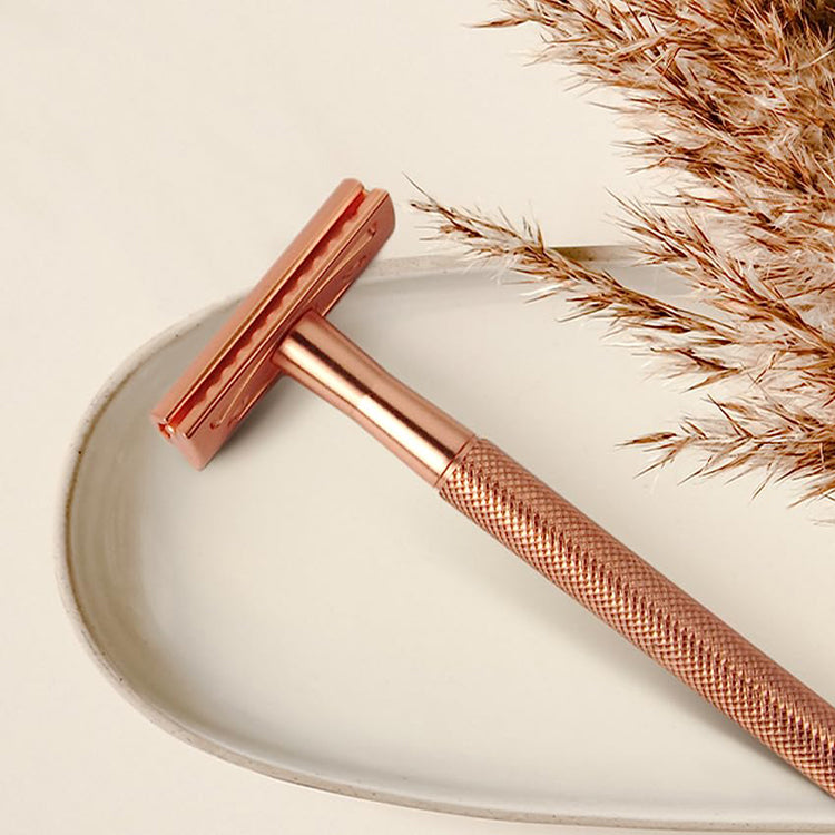 Women's safety knife holder with manual shaving kit