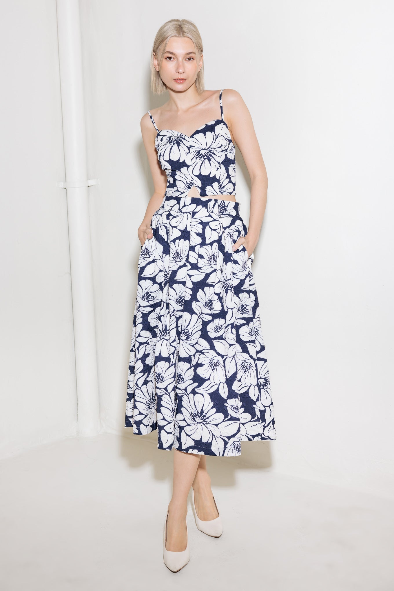 PLAIN OPTIMISM NAVY WOVEN CROP TOP