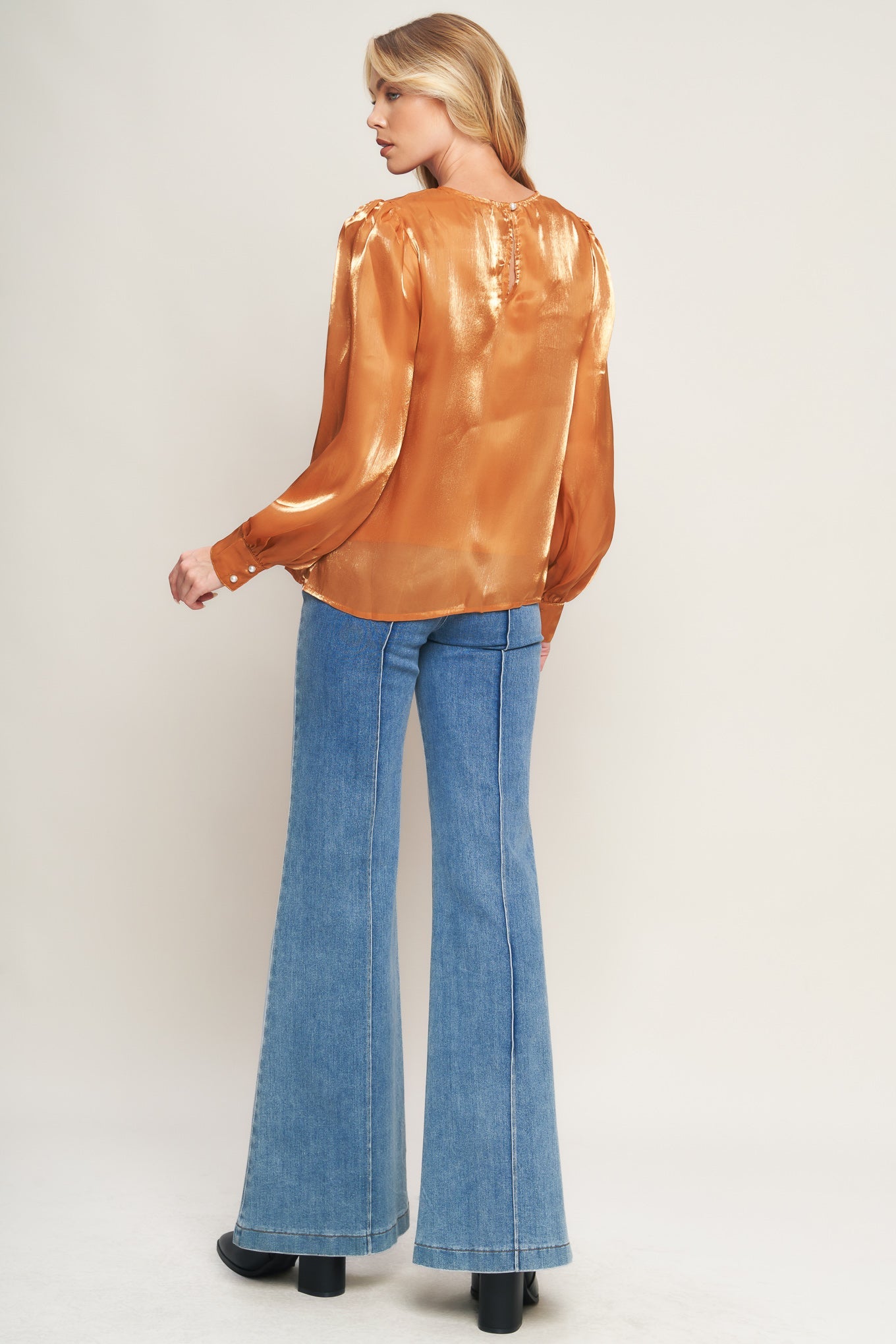 OUTING LIGHT WOVEN TOP