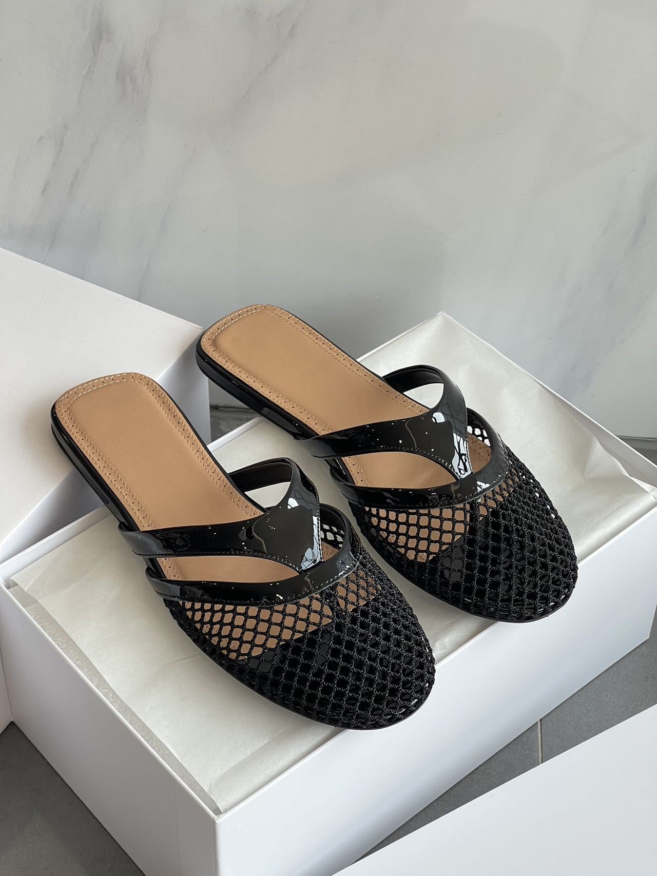 Breathable Hollow Flip-Flop Sandals