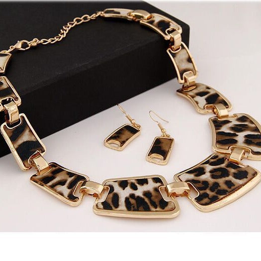 Retro leopard print necklace